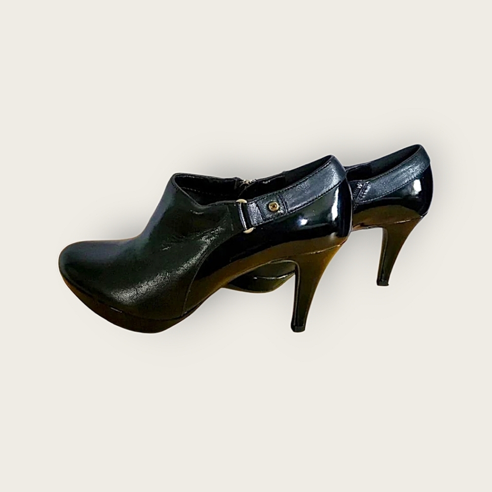 Bandolino Heeled Leather Bootie - Picture 3 of 9
